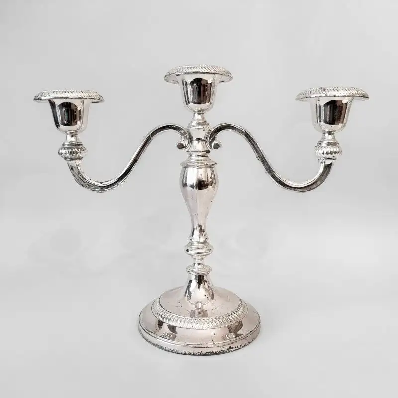 A-16 - Versilberter dreiflammiger Kerzenleuchter im klassischen Stil