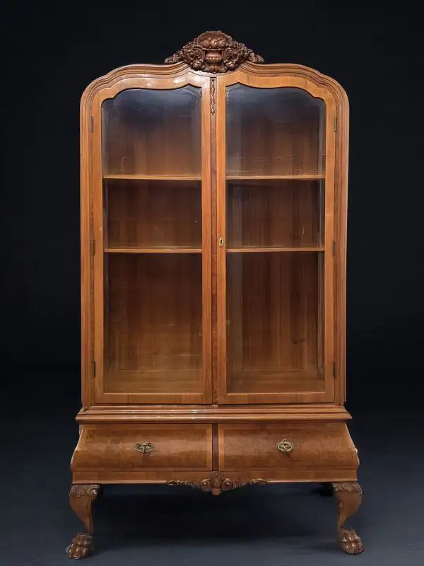 A-508 – Barocke Vitrine mit Löwentatzenfüßen