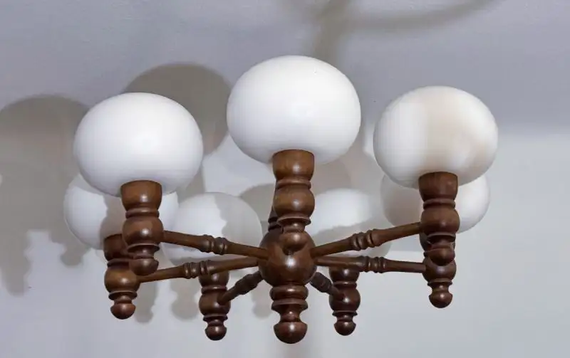 A-511 – Mid-Century Deckenleuchte mit Holzkorpus und Kugelglas