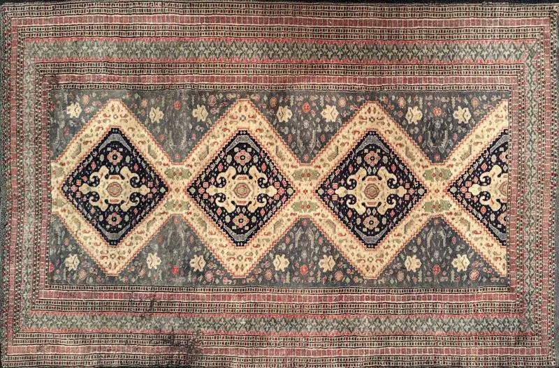 A-530 – Orientteppich mit Rautenmedaillons