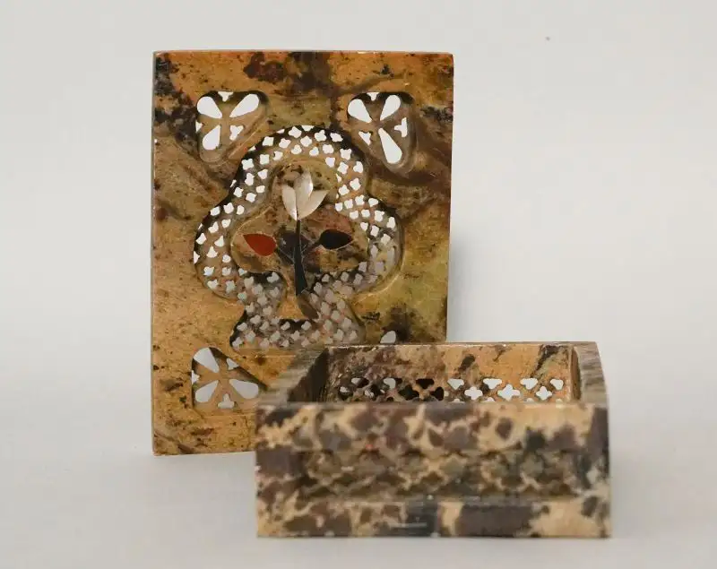 A-537 – Kleine Schmuck- oder Räucherdose aus Speckstein